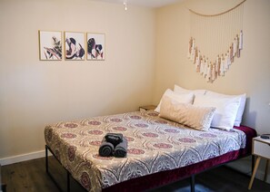 3 bedrooms, desk, iron/ironing board, WiFi - Charming Downtown Retreat Near Nights of Lights with Parking (St. Augustine)