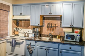 Fridge, microwave, oven, stovetop - Charming Downtown Retreat Near Nights of Lights with Parking (St. Augustine)