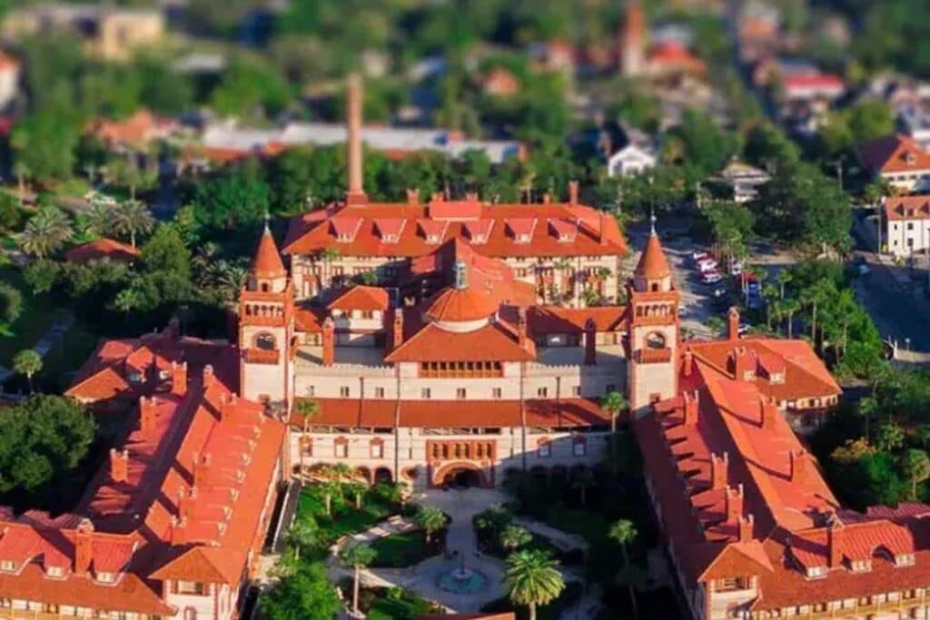 Ein großes, historisches Gebäude mit mehreren Türmen und einem zentralen Innenhof.