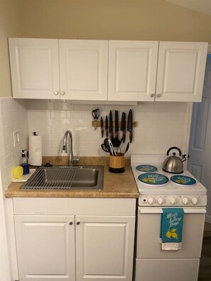 Fridge, oven, stovetop, coffee/tea maker