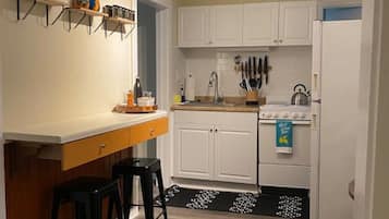 Geladeira, fogão, cooktop, cafeteira/chaleira