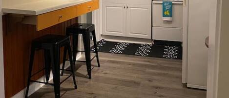 Kühlschrank, Ofen, Herdplatte, Wasserkocher mit Kaffee-/Teezubehör