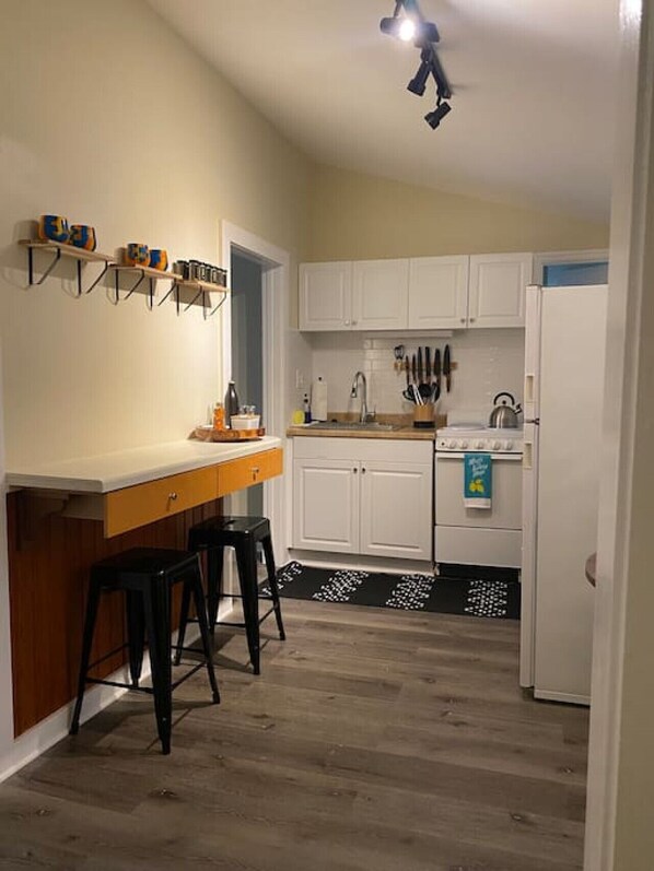 Fridge, oven, stovetop, coffee/tea maker