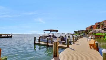 Condo, 1 giường cỡ king và sofa giường (Riverfront condo in Olde Marco with p) | Bến du thuyền