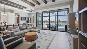 Ferienhaus, Mehrere Betten (Luxurious home with pool/spa and huge) | Wohnbereich