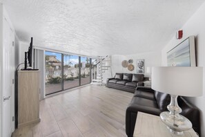 Bloc d'apartaments, diversos llits (Rare walkout condo in Anglers Cove wi) | Sala d'estar