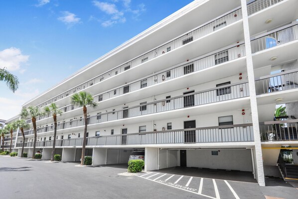 Bloc d'apartaments, diversos llits (Rare walkout condo in Anglers Cove wi) | Exterior