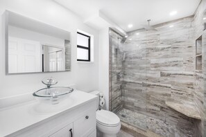 Apartment, Mehrere Betten (Rare walkout condo in Anglers Cove wi) | Badezimmer