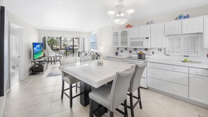 Leilighet, flere senger (Rare walkout condo in Anglers Cove wi) | Eget kjøkken