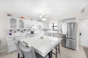 Bloc d'apartaments, diversos llits (Rare walkout condo in Anglers Cove wi) | Cuina privada