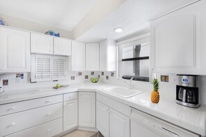 公寓客房, 多張床 (Rare walkout condo in Anglers Cove wi) | 私人廚房