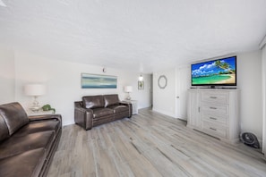 Lejlighed - flere senge (Rare walkout condo in Anglers Cove wi) | Opholdsområde