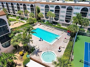 Lejlighed - flere senge (Rare walkout condo in Anglers Cove wi) | Pool | Opvarmet pool