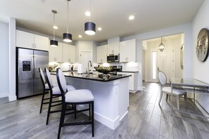 Een koelkast, een magnetron, een oven, een kookplaat