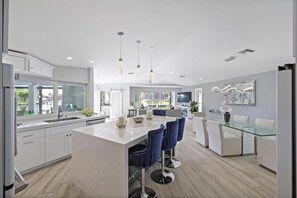 獨棟房屋, 多張床 (Sunny pet-friendly waterfront home wi) | 私人廚房