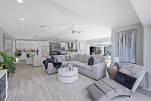 獨棟��房屋, 多張床 (Sunny pet-friendly waterfront home wi) | 起居區