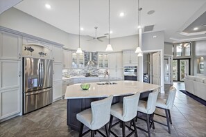 ハウス ベッド (複数台) (Waterfront home with W exposure, pool) | 専用キッチン