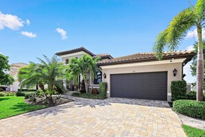 ハウス ベッド (複数台) (Waterfront home with W exposure, pool) | 外観