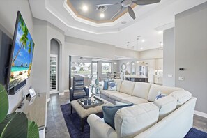 ハウス ベッド (複数台) (Waterfront home with W exposure, pool) | リビング エリア