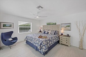 House, Multiple Beds (Direct boating access home in Olde Ma)