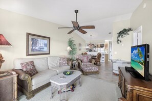 Apartment, 1 King-Bett (Quaint Naples condo with pool and sho) | Wohnbereich
