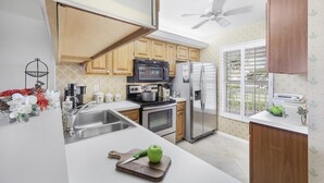 Kondominium, 1 Tempat Tidur King (Quaint Naples condo with pool and sho) | Dapur pribadi