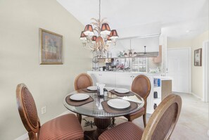 Condo, 1 cama King (Quaint Naples condo with pool and sho) | Opções para refeição