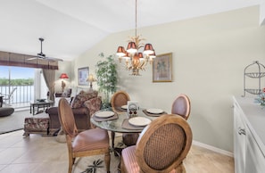 Leilighet, 1 kingsize-seng (Quaint Naples condo with pool and sho) | Spiseområde