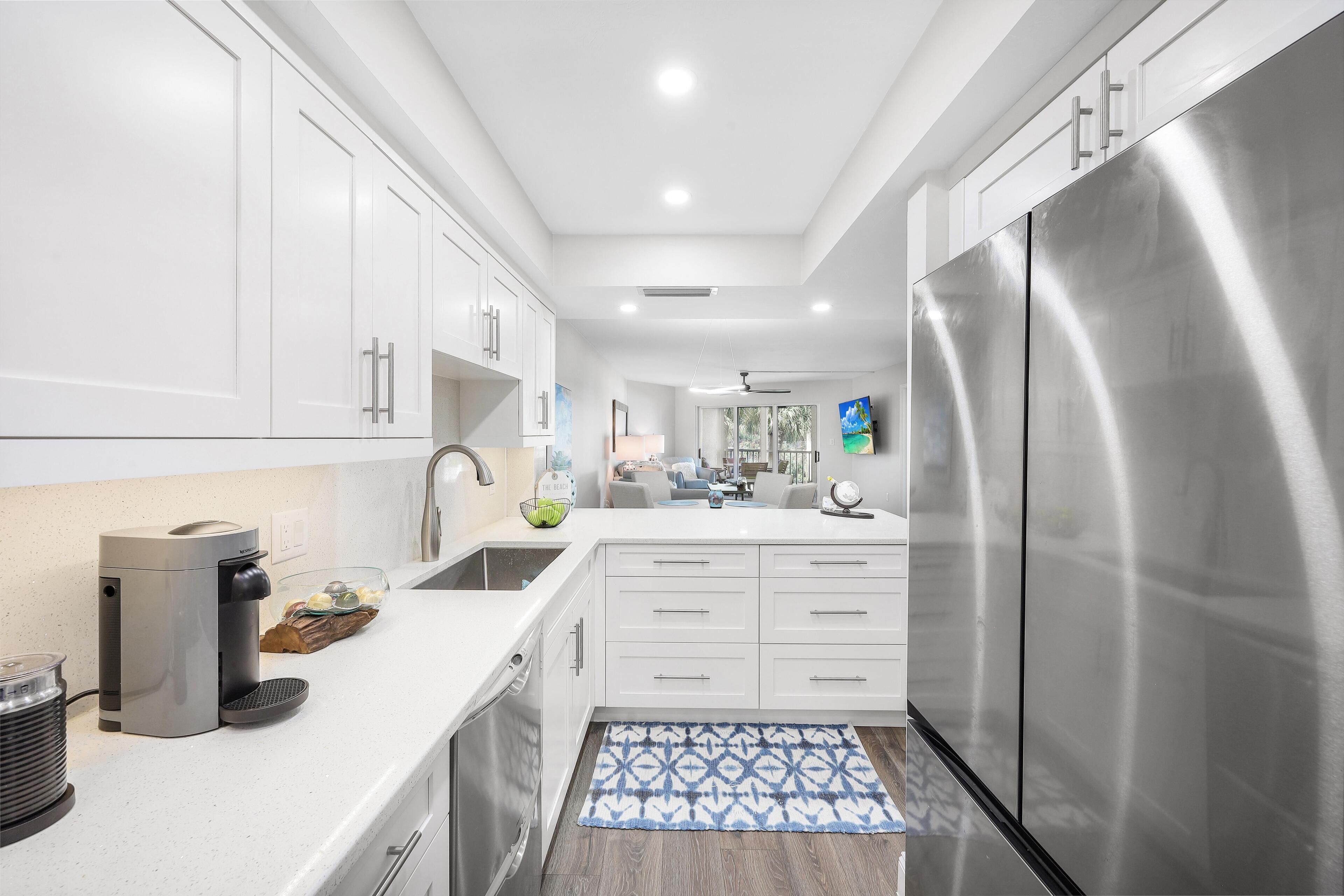 Condo, 1 Queen Bed (Waterfront condo with pool and pickle) | Private kitchen