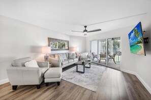 Apartment, 1 Queen-Bett (Waterfront condo with pool and pickle) | Wohnbereich