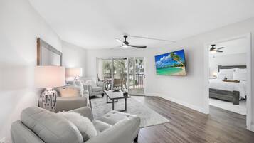Condo, 1 Queen Bed (Waterfront condo with pool and pickle) | Living area