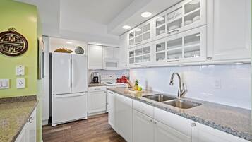 Condo, 1 giường cỡ king và sofa giường (South Seas Tower 4-403) | Bếp riêng