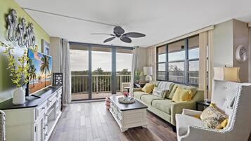 Condo, 1 giường cỡ king và sofa giường (South Seas Tower 4-403) | Khu phòng khách