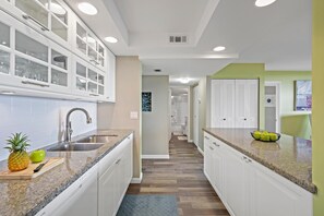 콘도, 킹사이즈침대 1개 및 소파베드 (South Seas Tower 4-403) | 전용 주방