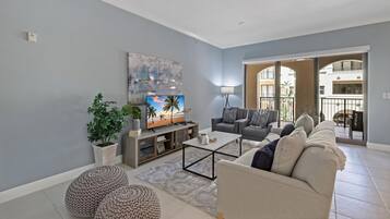 Condo, nhiều giường (Exquisite condo with two balconies ov) | Khu phòng khách