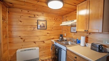 Fridge, stovetop, coffee/tea maker