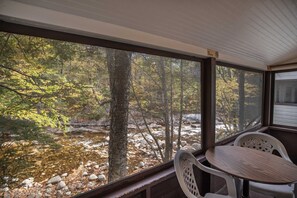 Dining - The The Flume Riverside Relaxation at the PEMICABINS (Lincoln)