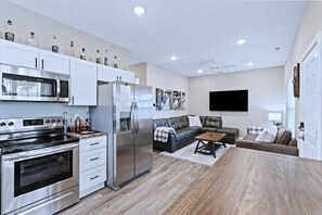 Réfrigérateur, micro-ondes, four, plaque de cuisson