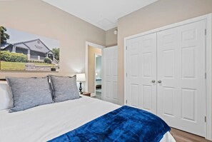 4 bedrooms, iron/ironing board, free WiFi, bed sheets - Bourbon Run - HotTub/ Ark 30min/ Horse Park 12min/ Walk Downtown/ 4BR Sleeps 8 (Georgetown)