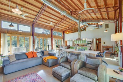 Riverfront Libertyville Retreat w/ Outdoor Kitchen
