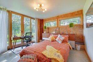 3 slaapkamers, een bureau, een strijkplank/strijkijzer, reisbedje