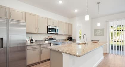 Tropical Tranquility Paradise: 3-Bedroom Sunshine Vacation Retreat