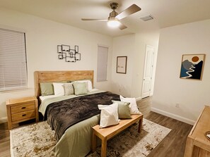 3 chambres, bureau, fer et planche à repasser, lit parapluie