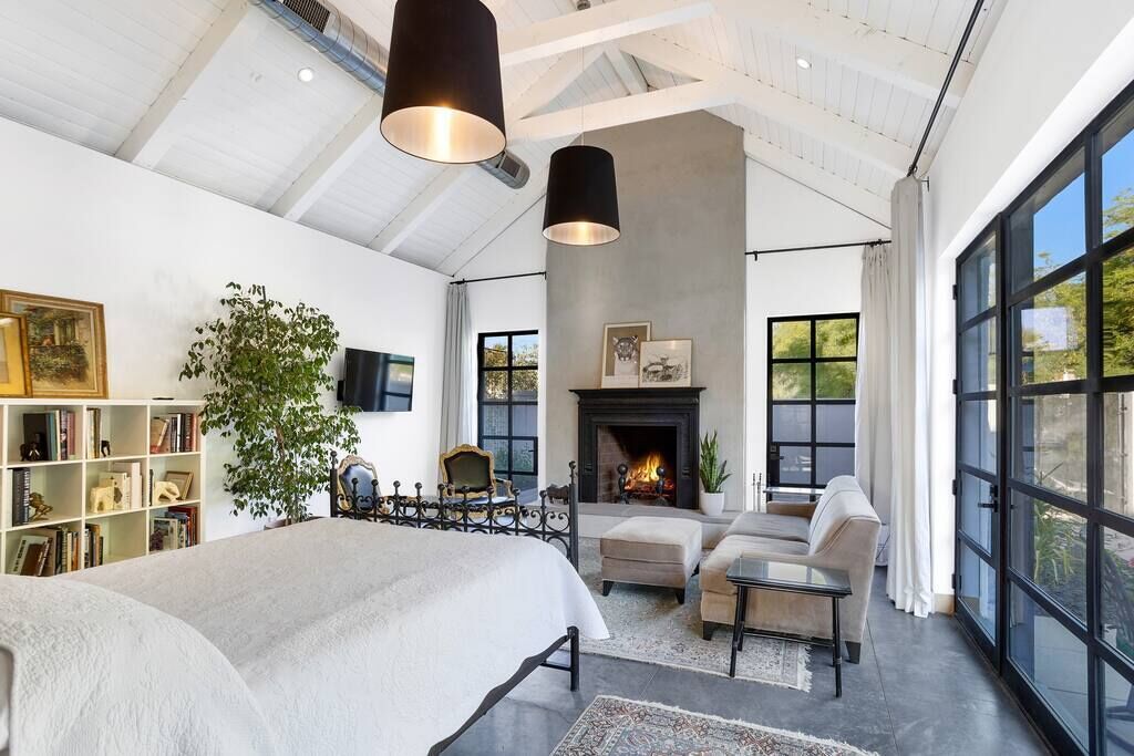 Beautiful artist's suite w/full bath, kitchenette