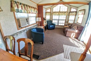 Una televisión, una chimenea