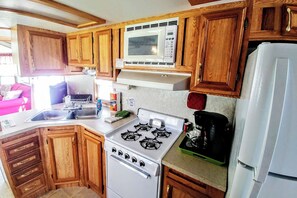 Kjøleskap, mikrobølgeovn, ovn og kokeplater