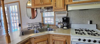 Bears Den Vacation Cabin at Creekside