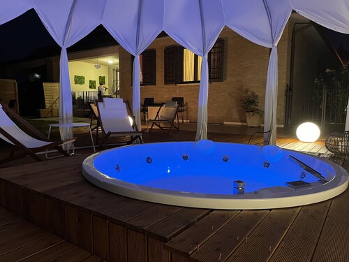 Beautiful  villa with A/C, WIFI, sauna, hot tub, TV, patio, pets allowed and panoramic view