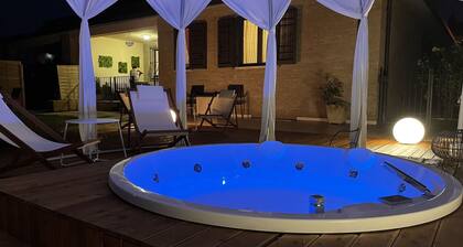 Beautiful villa with A/C, WIFI, sauna, hot tub, TV, patio, pets allowed and panoramic view