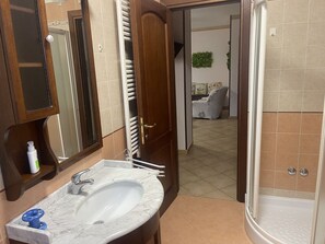 Dusche, Haartrockner, Bidet, HandtĂŒcher